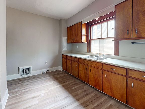 3rd image of 801 W Exchange St