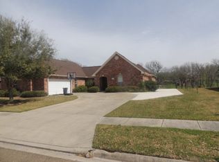 311 Willowbend Dr, Port Lavaca, TX 77979