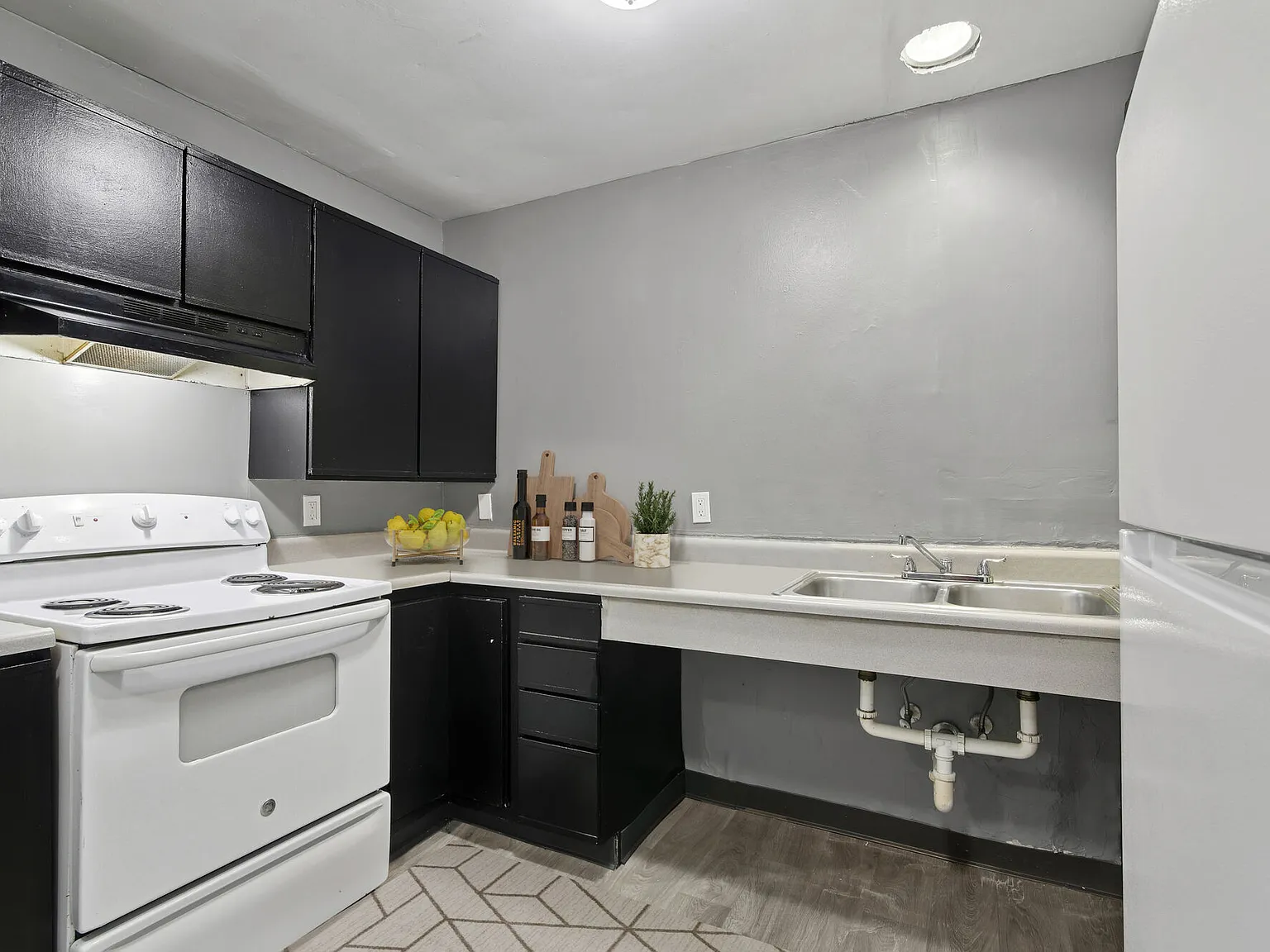 Renaissance Apartments — Photo 2