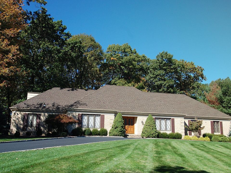 Front - 3 car garage, 1.01 acres