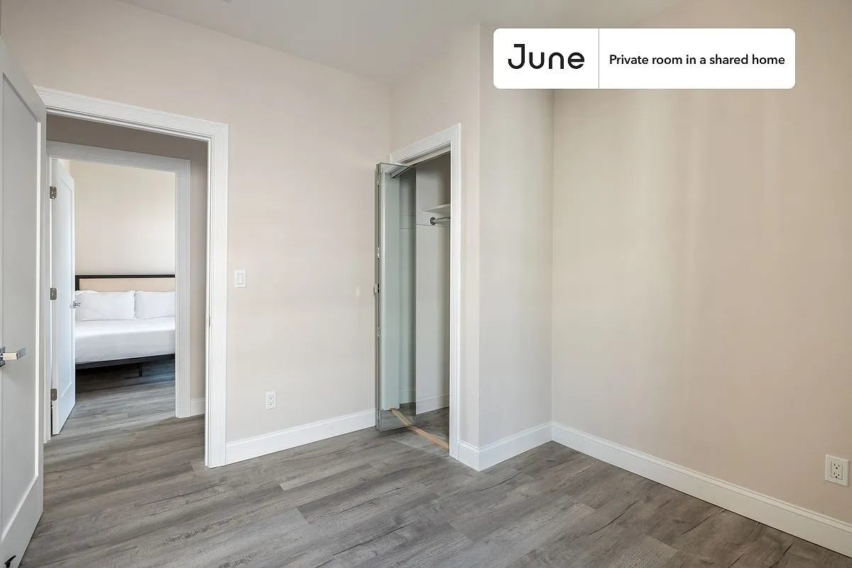 Queen bedroom in 5 bed/2 bath home in JFK/UMass #977 C — Photo 4