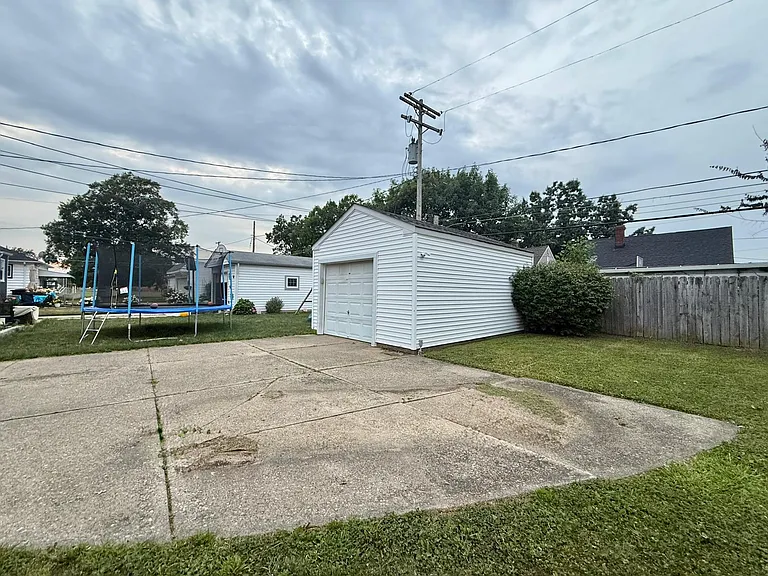 4706 Redfern Rd — Photo 61