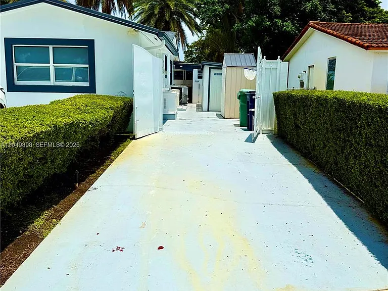 9675 SW 19th St — Photo 26