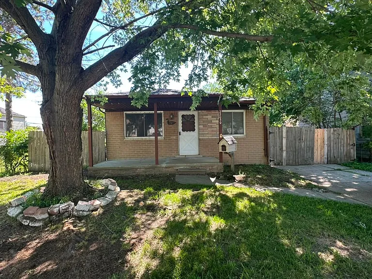 22030 Cushing Ave — Photo 2