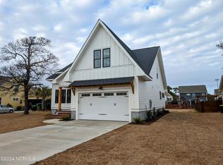 106 Apollo Dr, Cape Carteret, NC 28584