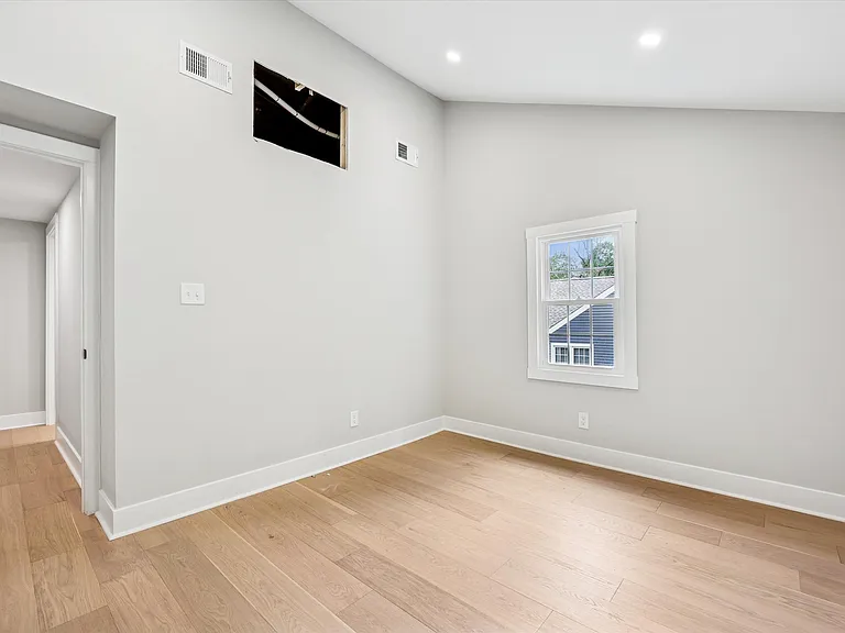 218 Biddulph Rd — Photo 49