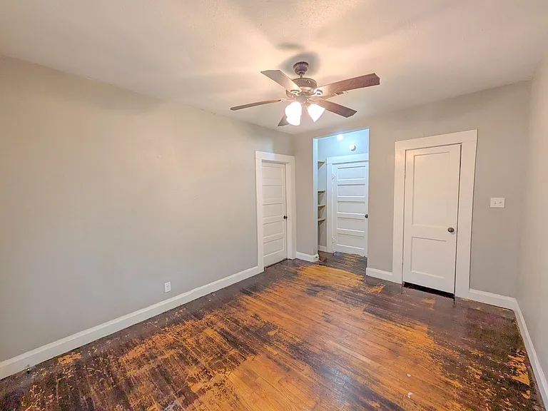 1102 Dallas St — Photo 13