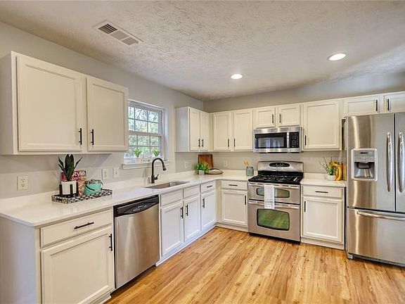 3rd image of 1328 Blazing Star Rd SE