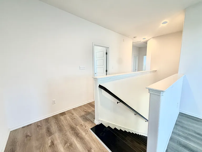 704 Gunning Cv — Photo 21