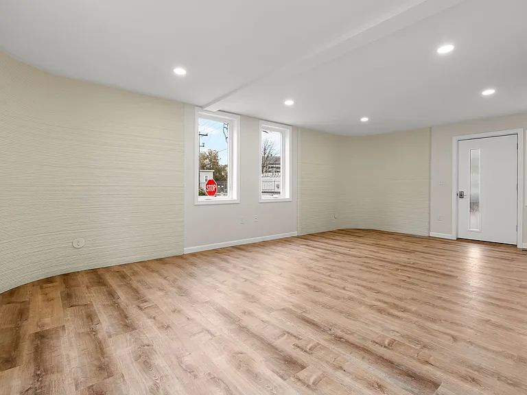 32 Jane St — Photo 14