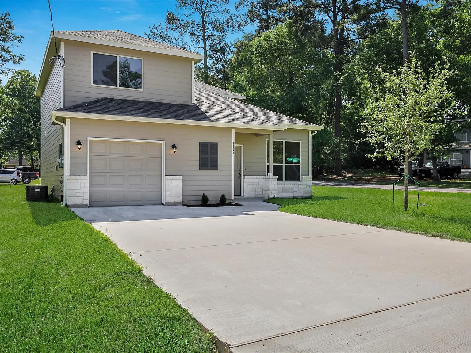 4 bed, 2.5 bath, 1820 sqft, $1,900 — Photo 2