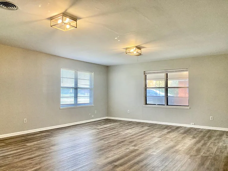 123 E Hoyt Dr — Photo 4
