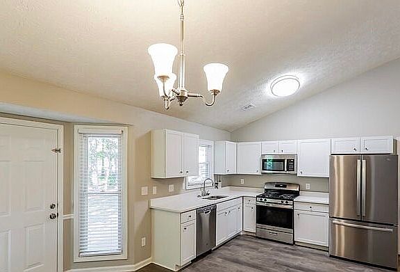 5th image of 360 Paris Dr