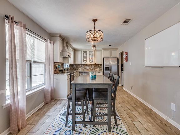 2nd image of 2921 Oakridge Dr