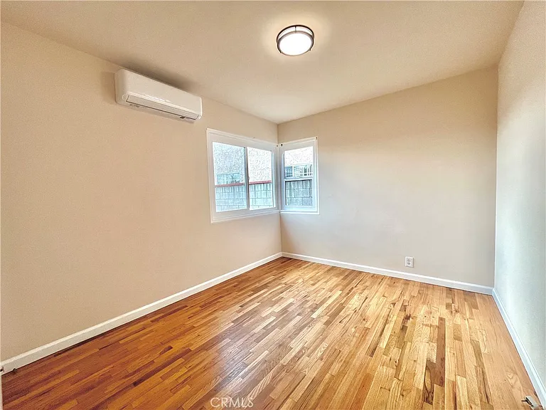936 E Sandra — Photo 8