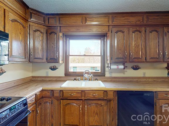 5th image of 607 Edgewater Dr