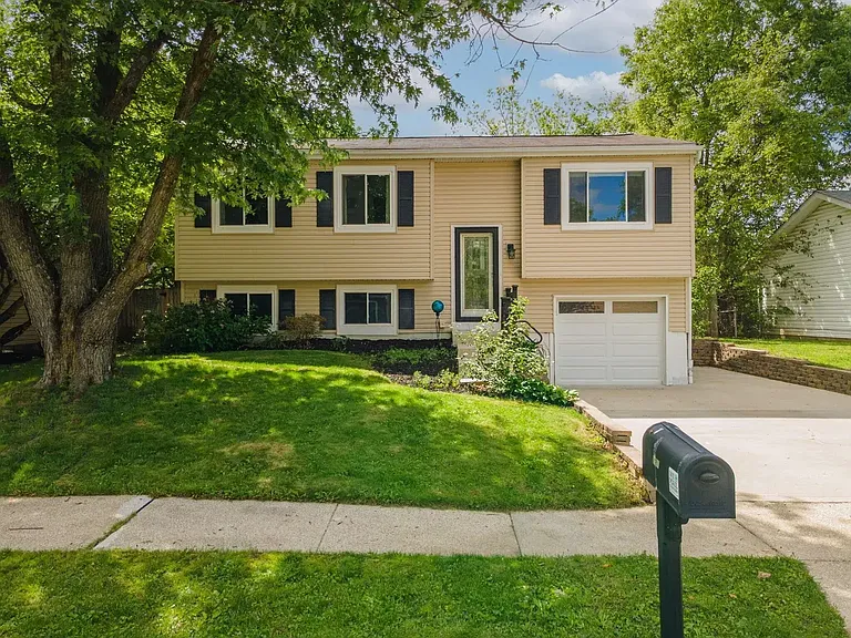 721 Mistletoe St — Photo 1