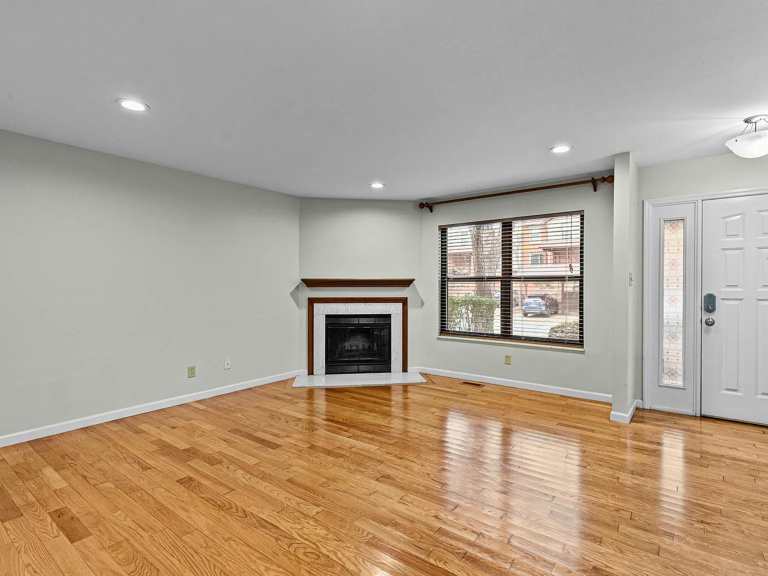 3 bed, 2.5 bath, 1370 sqft, $2,450 — Photo 4