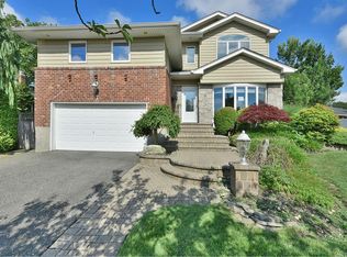 7 Crestwood Dr, Plainview, NY 11803