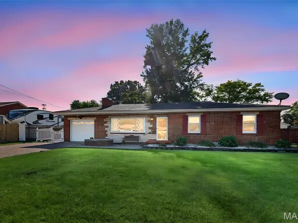 46 N Circle Dr, East Alton, IL 62024