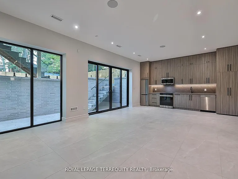 741 Woburn Ave — Photo 43