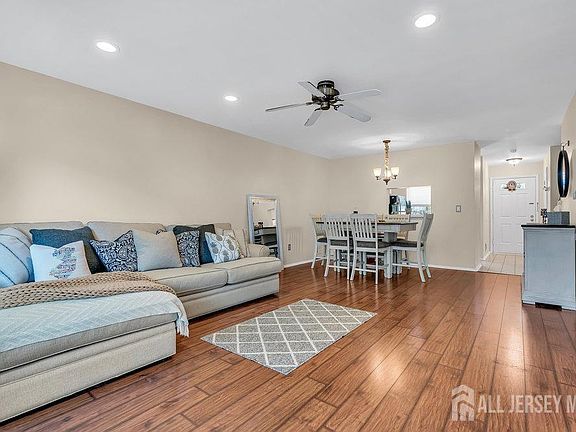 4th image of 413 Danbury Ln