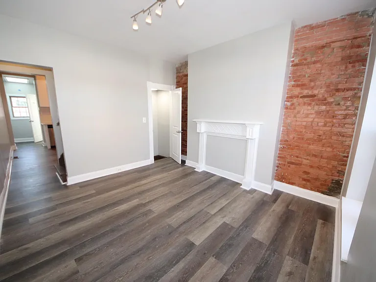 319 W 30th St — Photo 2