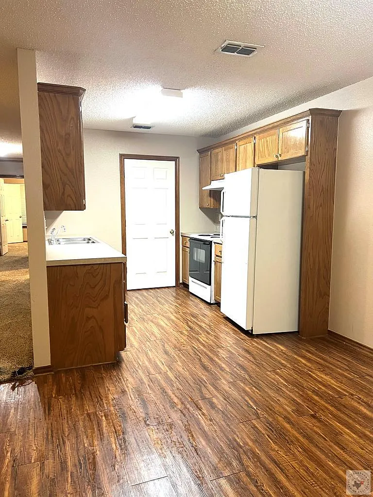 3 bed, 2.0 bath, 1222 sqft, $1,350 — Photo 3