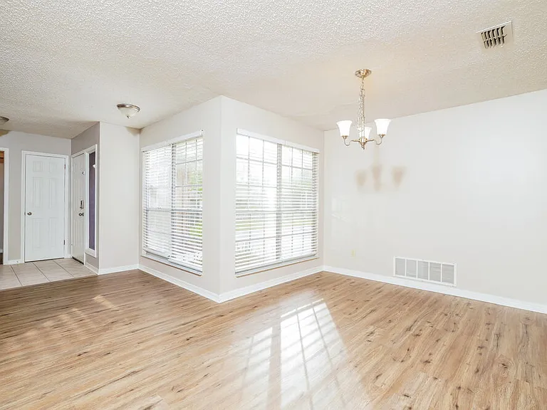 2677 Aberdeen Ct — Photo 6