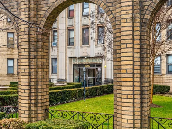 2425 Kings Highway image 1 of 13