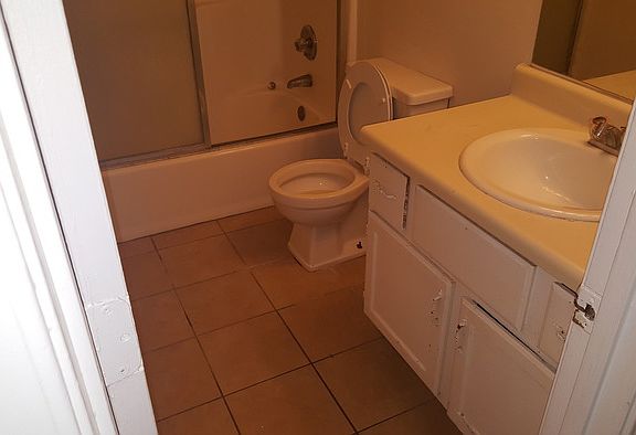 4th image of 2120 Golfview Dr SE