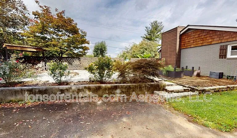 423 Crest Rd — Photo 3