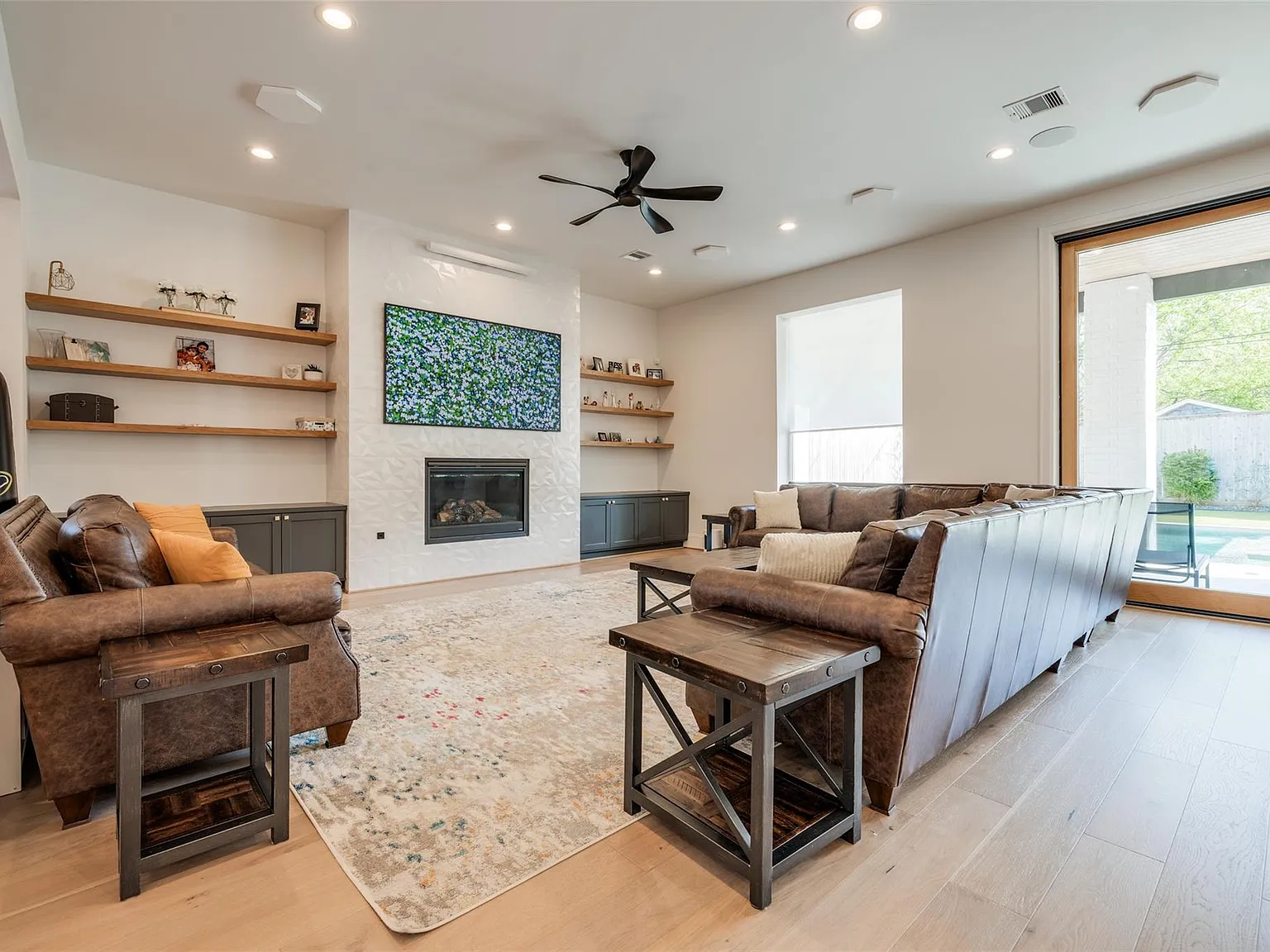 4 bed, 5.0 bath, 5056 sqft, $9,850 — Photo 4