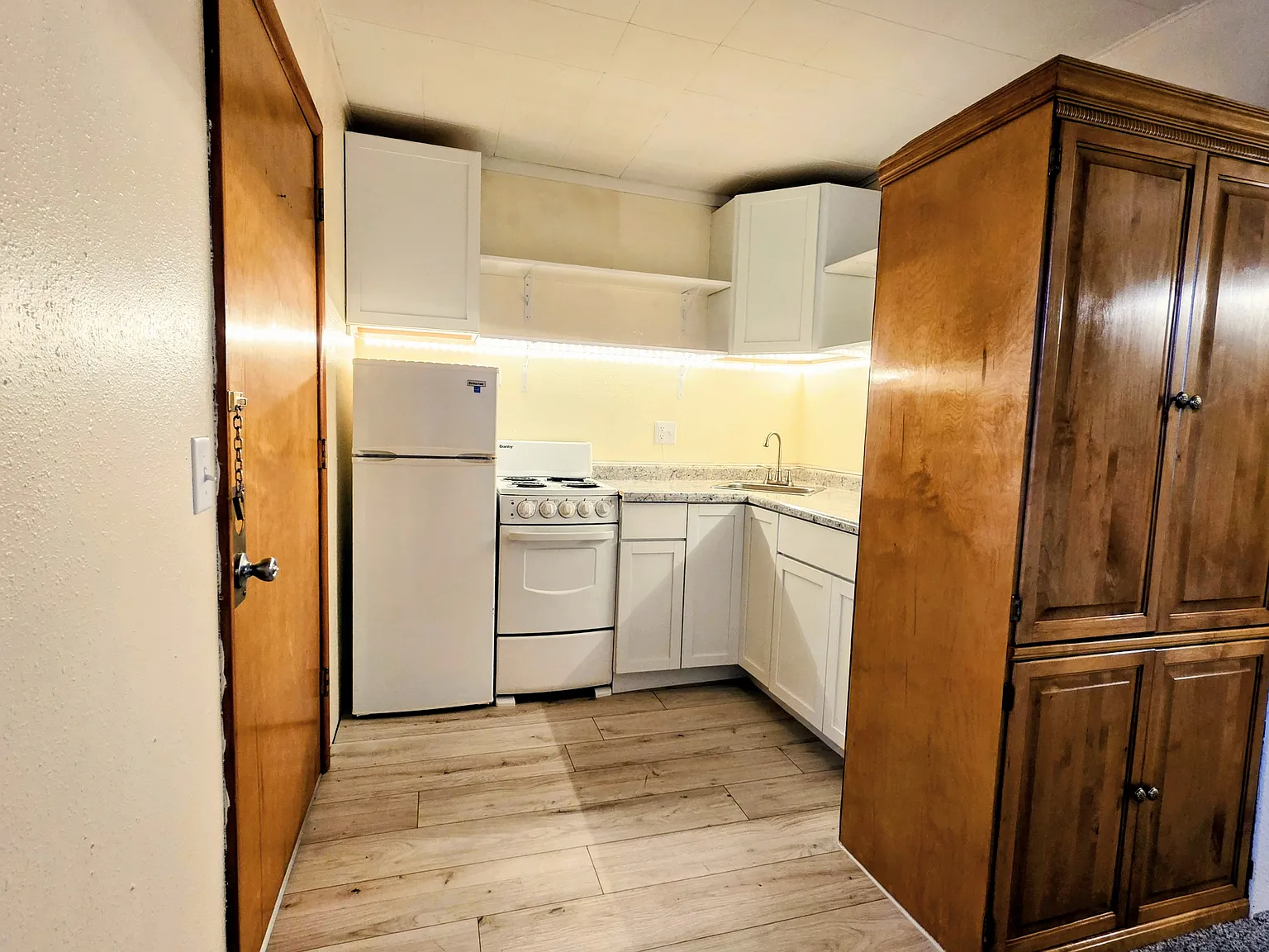 Studio, 250 sqft, $950 — Photo 2