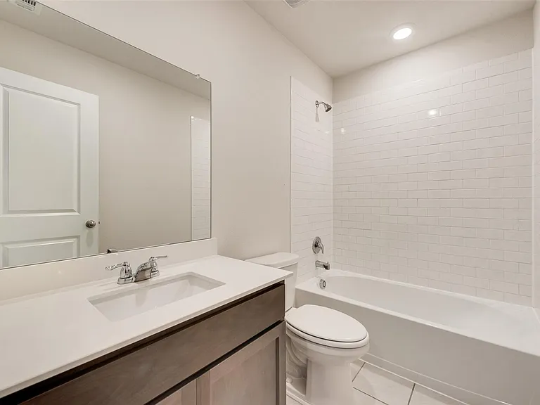 4016 Huntington Dr — Photo 6