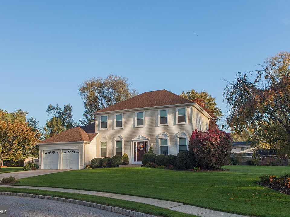 1st image of 7 Magnolia Dr