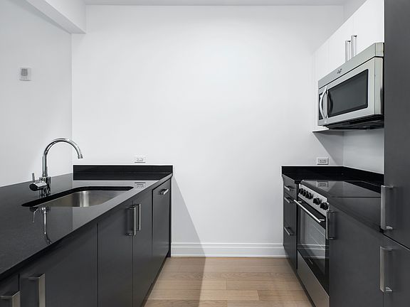 3rd image of 70 Pine St APT 1417