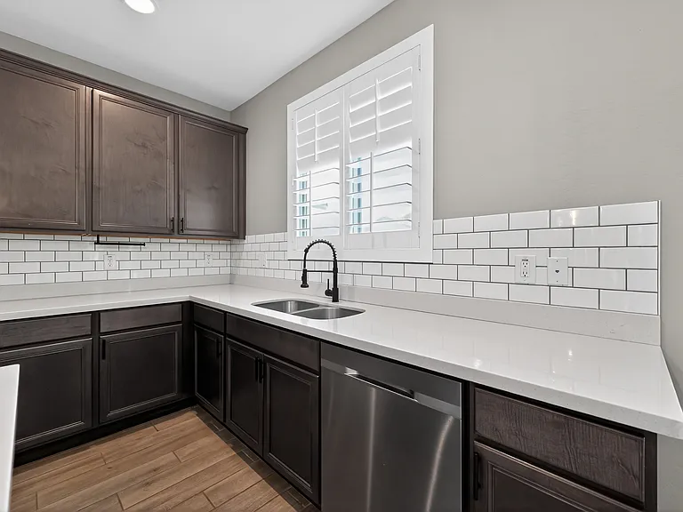 18040 W Louise Dr — Photo 7
