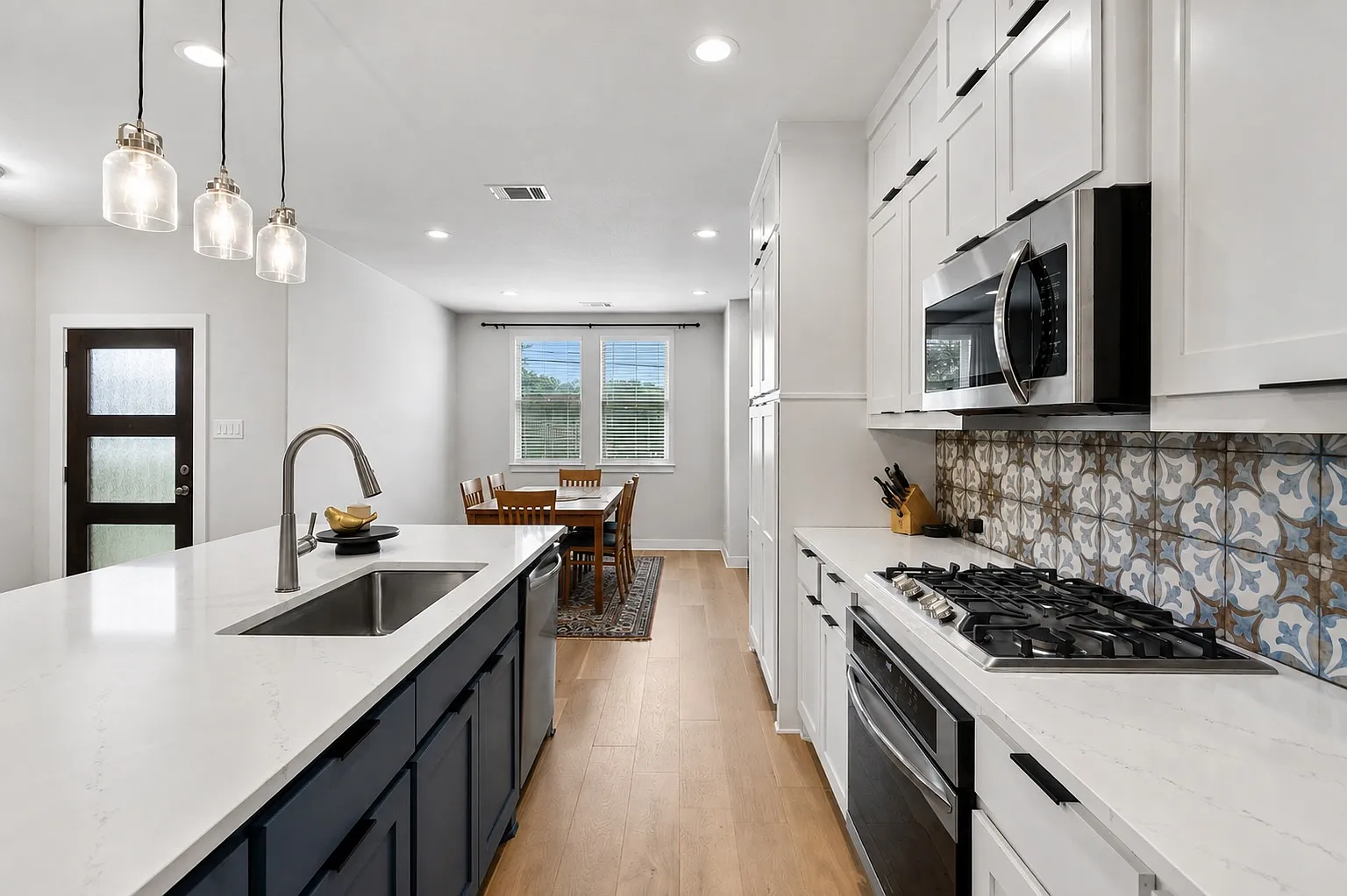 3 bed, 2.5 bath, 2000 sqft, $2,300 — Photo 4