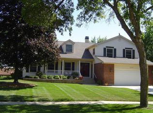 1085 W Hunting Dr, Palatine, IL 60067