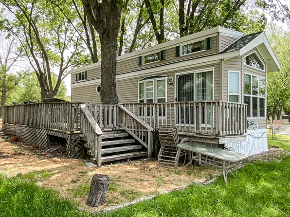 16/211 Woodhaven Dr E, Sublette, IL 61367