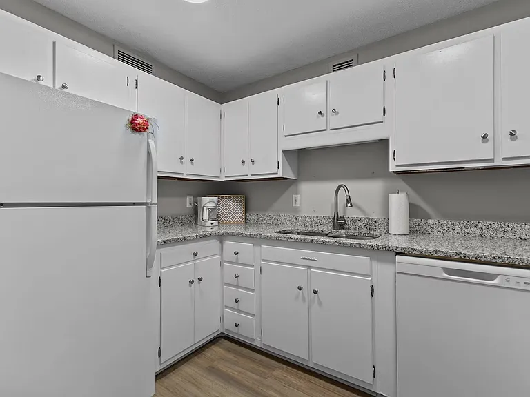 1100 Clarendon St #204 — Photo 5