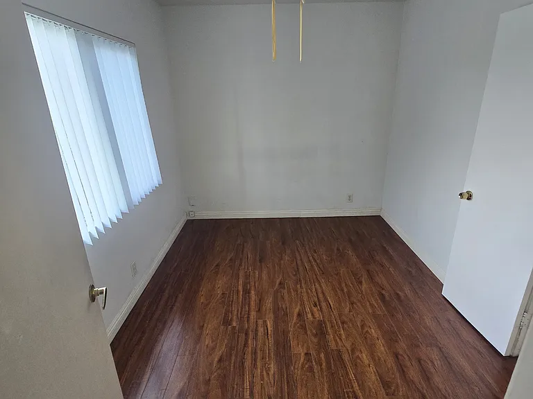 1818 W Victory Blvd #D — Photo 4