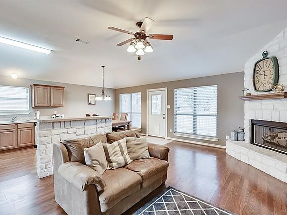2nd image of 516 Oakbrook Dr