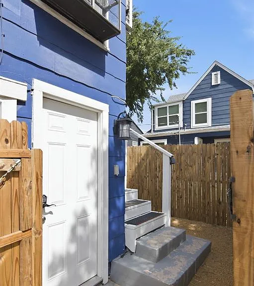 908 Haskell St — Photo 1