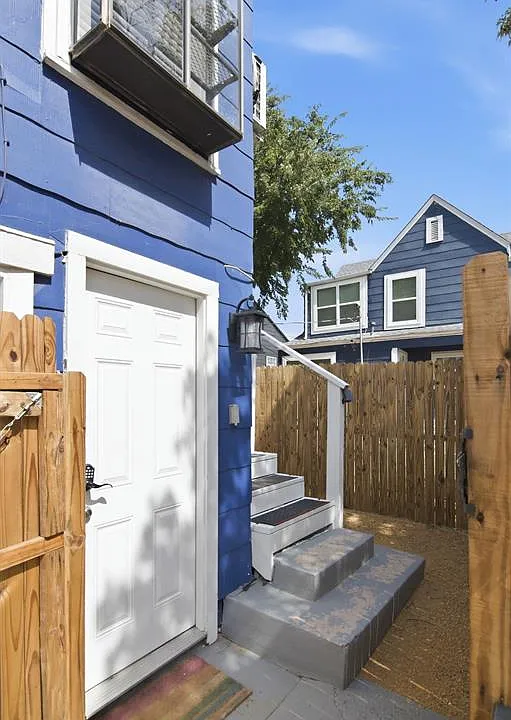 908 Haskell St