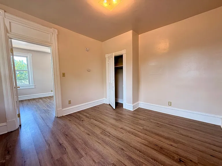 303 N Laurel St — Photo 6