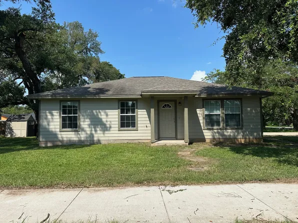701 Pin Money St, Clute, TX 77531