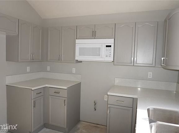 5th image of 3765R Seaforth St