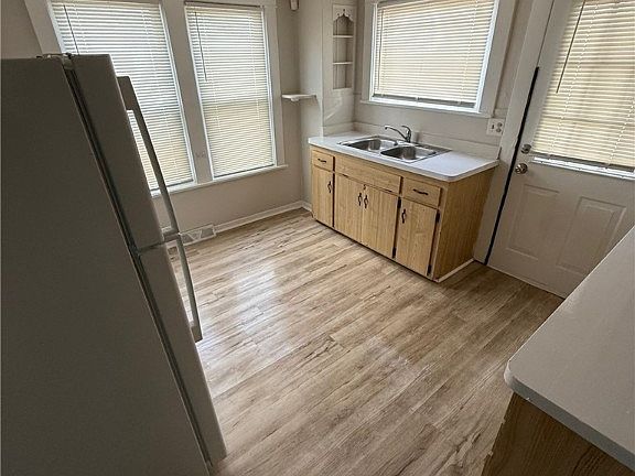 4th image of 10002 Parkview Ave